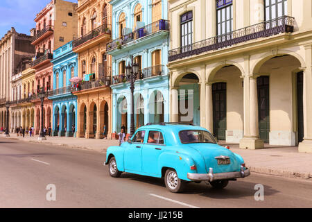 Havana street scene, vintage American Classic Cars sul Paseo de Marti, Habana Vieja, Cuba Foto Stock