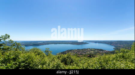 Il Lago Maggiore visto dalla collina sopra Foto Stock