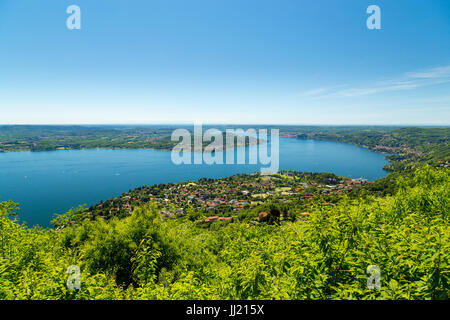 Il Lago Maggiore visto dalla collina sopra Foto Stock