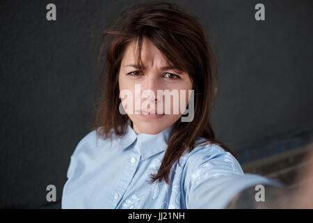 Ragazza rende selfie foto. Close up ritratto, vista della telecamera Foto Stock