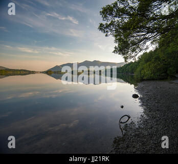 Tramonto su una tranquilla Derwent Water nel Parco Nazionale del Distretto dei Laghi nel Regno Unito. Foto Stock