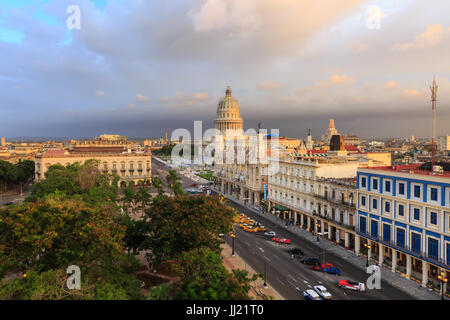 Vista serale del Capitolio, Gran Teatro de la Habana, Parque Central e La Habana Vieja, Old Havana, Cuba Foto Stock