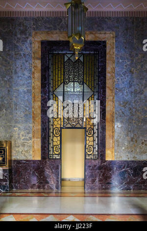 Bacardi Building, Edificio Bacardi, interno, lobby art deco, ascensori e architettura, Old Havana, Cuba Foto Stock