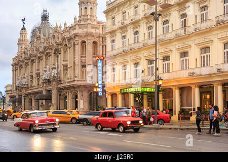 Esterno dell'Hotel Inglaterra con classiche auto in strada, un edificio storico restaurato nel Paseo delo Prado, Paseo de Marti, Old Havana, Cuba Foto Stock