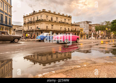 L'Avana vecchia scena di strada, classic American cars sul Paseo de Marti dopo la pioggia, sera riflessioni, Havana, Cuba Foto Stock