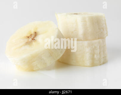 Primo piano della banana fette di frutta isolato su sfondo bianco Foto Stock
