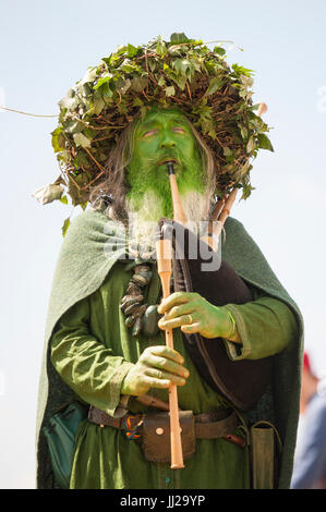 Tewkesbury, nel Gloucestershire, UK. 8 luglio 2017. Nella foto: un suonatore di cornamusa vestito come un reen uomo intrattiene i visitatori presso la rievocazione. / Migliaia di ri-en Foto Stock