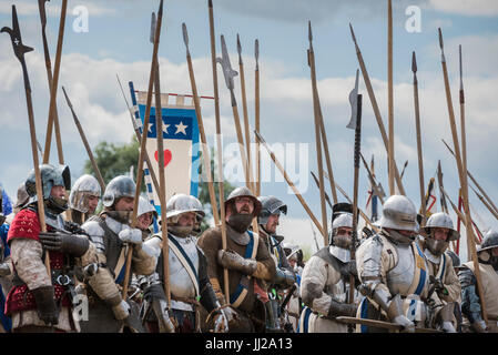 Tewkesbury, nel Gloucestershire, UK. 8 luglio 2017. Nella foto: il contingente Lancastrian marche verso il campo di battaglia. / Migliaia di re-enactors, ent Foto Stock