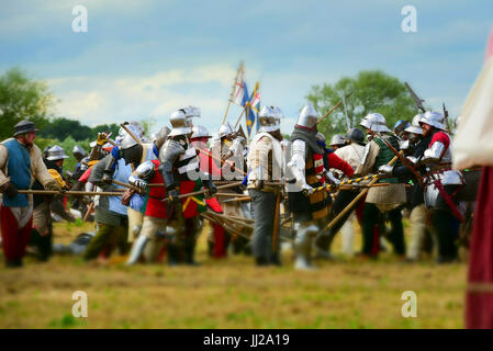 Tewkesbury, nel Gloucestershire, UK. 8 luglio 2017. Nella foto: Lancastrians Yorkists e impegnarsi in battaglia. / Migliaia di re-enactors, animatori, commercio Foto Stock