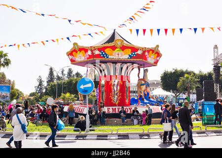 LIMASSOL, Cipro - 26 febbraio: le persone felici in squadre vestito con costumi colorati a famose, febbraio 26, 2017 in Limassol Foto Stock