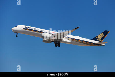 Barcellona, Spagna - Luglio 3, 2017: Singapore Airlines Airbus A350-900 decollo dall'Aeroporto El Prat di Barcellona, Spagna. Foto Stock