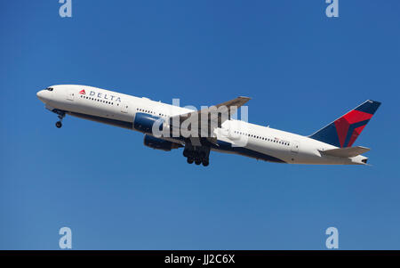 Barcellona, Spagna - Luglio 3, 2017: Delta Air Lines Boeing 777-200 ER il decollo dall'Aeroporto El Prat di Barcellona, Spagna. Foto Stock