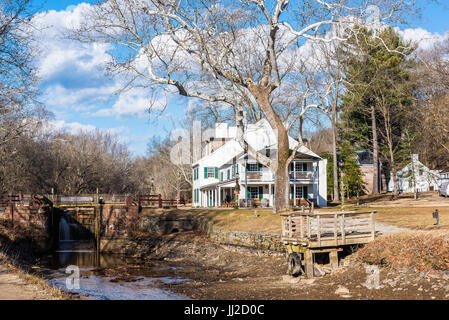 Great Falls National Park, Stati Uniti d'America - 29 dicembre 2016: Great Falls Taverna Visitor Center dalla cascata rapids in Virginia e Maryland Foto Stock