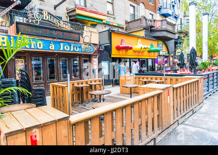 Montreal, Canada - 26 Maggio 2017: Vuoto ristoranti fuori area con posti a sedere con tavoli su Saint Denis street in Montreal's Plateau Mont Royal in Quebec r Foto Stock