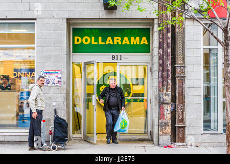 Montreal, Canada - 26 Maggio 2017: Sainte Catherine Street in Montreal del Gay Village nella regione di Québec con Dollarama store e gente che cammina Foto Stock