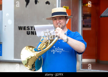 BUDAPEST, UNGHERIA. 23 giugno 2017: musicisti di strada per le strade di Budapest in Ungheria Foto Stock