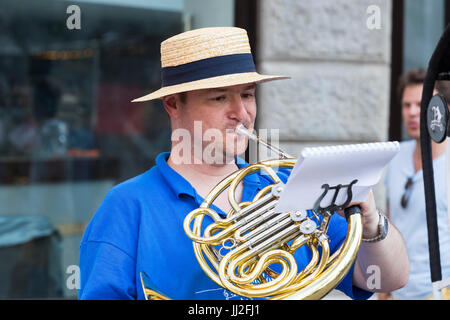 BUDAPEST, UNGHERIA. 23 giugno 2017: musicisti di strada per le strade di Budapest in Ungheria Foto Stock