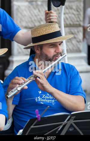 BUDAPEST, UNGHERIA. 23 giugno 2017: musicisti di strada per le strade di Budapest in Ungheria Foto Stock