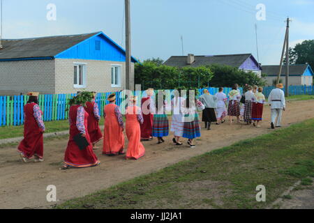 Rito Folk Rusalay. Tradizionale processione attorno al villaggio Foto Stock