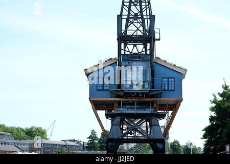 Una casa di legno costruita a metà strada su e vecchia gru Bristol Dock a Bristol dock, Regno Unito Foto Stock