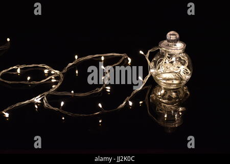 Trasparente vaso sferico con fairylights Foto Stock