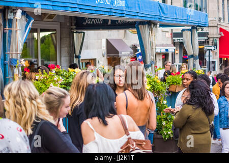 Montreal, Canada - 27 Maggio 2017: area della città vecchia di Jacques Cartier square con le persone in attesa nella coda di linea al di fuori del ristorante chiamato Jardin Nelson durante Foto Stock