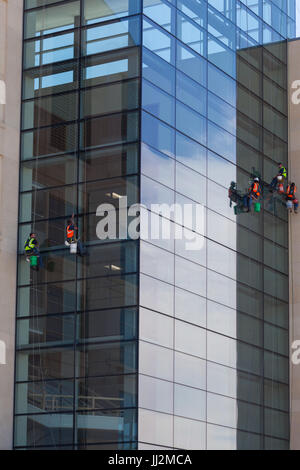 Finestra di quattro rondelle sulla parte esterna di un edificio. Foto Stock