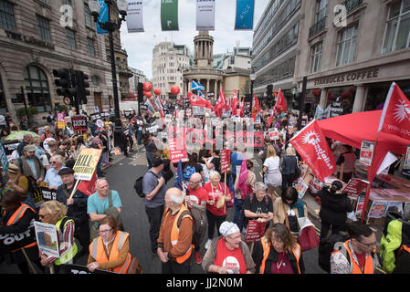 Londra, Regno Unito. Il 1 luglio 2017. Nella foto: i manifestanti si riuniranno presso la BBC Portland Place prima dell' inizio del mese di marzo. / Diverse migliaia di manifestanti a prendere il Foto Stock