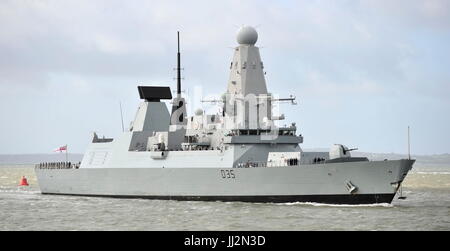 AJAXNETPHOTO. 6th, 2015. - PORTSMOUTH, Inghilterra. - Tipo 45 cacciatorpediniere HMS DRAGON in arrivo in porto dopo una lunga fase di implementazione. foto:TONY HOLLAND/AJAX REF:DTH150605 37936 Foto Stock