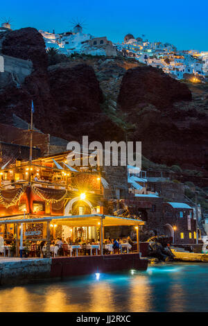 Vista notturna del ristorante al fresco al porto di Ammoudi, Oia - Santorini, Egeo Meridionale, Grecia Foto Stock