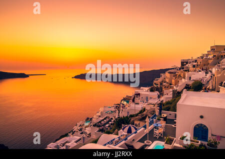 Santorini, Cicladi, Grecia. Sunset over Imerovigli vicino a Thira town e Firostefani. Foto Stock