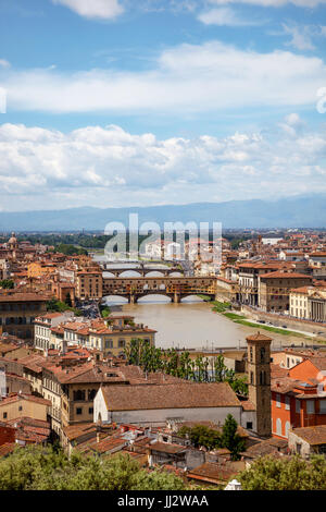 Bellissimo paesaggio skyline di Firenze (Firenze), Italia, con i ponti sul fiume Arno Foto Stock