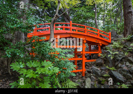 Un ponte rosso a Koishikawa Kōrakuen Giardini in Bunkyo, Tokyo, Giappone. Foto Stock