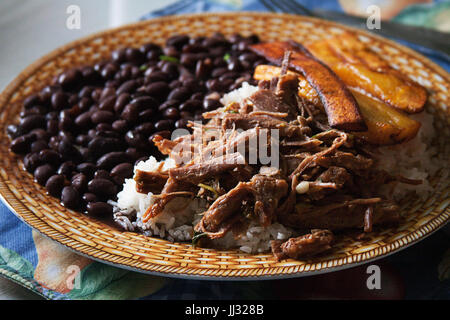 Cucina venezuelana: Pabellón Criollo, riso, carne tagliuzzata, plantano fritte e stufato di fagioli neri Foto Stock