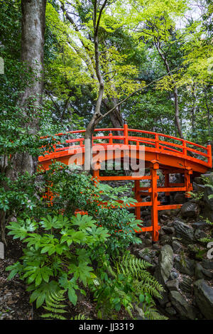 Un ponte rosso a Koishikawa Kōrakuen Giardini in Bunkyo, Tokyo, Giappone. Foto Stock