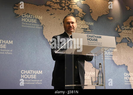 Londra, Regno Unito. 17 lug 2017. Anwar bin Mohammed Gargash, negli Emirati Arabi Uniti il ministro di Stato per gli affari esteri, parlando del Qatar crisi alla Chatham House think-tank a Londra il 17 luglio 2017. Credito: Dominic Dudley/Alamy Live News Foto Stock