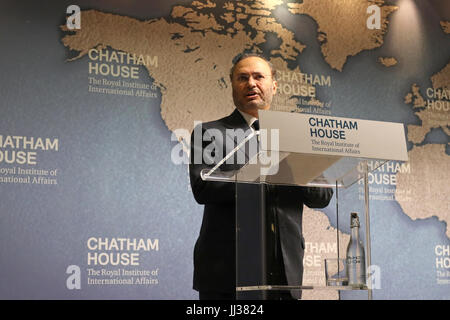 Londra, Regno Unito. 17 lug 2017. Anwar bin Mohammed Gargash, negli Emirati Arabi Uniti il ministro di Stato per gli affari esteri, parlando del Qatar crisi alla Chatham House think-tank a Londra il 17 luglio 2017. Credito: Dominic Dudley/Alamy Live News Foto Stock