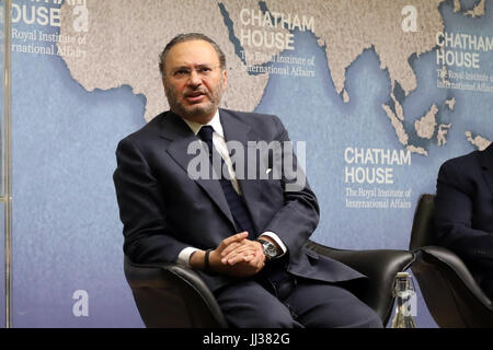 Londra, Regno Unito. 17 lug 2017. Anwar bin Mohammed Gargash, negli Emirati Arabi Uniti il ministro di Stato per gli affari esteri, parlando del Qatar crisi alla Chatham House think-tank a Londra il 17 luglio 2017. Credito: Dominic Dudley/Alamy Live News Foto Stock