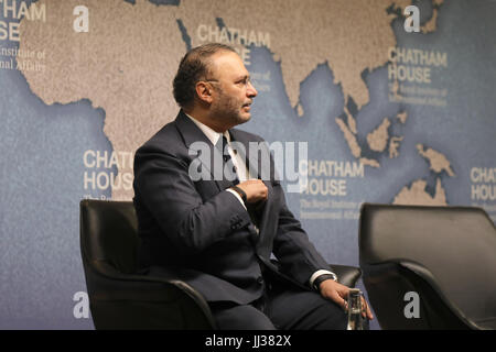 Londra, Regno Unito. 17 lug 2017. Anwar bin Mohammed Gargash, negli Emirati Arabi Uniti il ministro di Stato per gli affari esteri, parlando del Qatar crisi alla Chatham House think-tank a Londra il 17 luglio 2017. Credito: Dominic Dudley/Alamy Live News Foto Stock