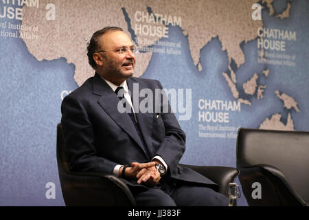 Londra, Regno Unito. 17 lug 2017. Anwar bin Mohammed Gargash, negli Emirati Arabi Uniti il ministro di Stato per gli affari esteri, parlando del Qatar crisi alla Chatham House think-tank a Londra il 17 luglio 2017. Credito: Dominic Dudley/Alamy Live News Foto Stock