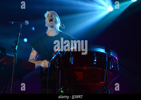 Milwaukee, Wisconsin, Stati Uniti d'America. 7 Luglio, 2017. Cantante Nicholas Petricca della banda a piedi la luna si esibisce dal vivo presso Henry Maier Festival Park durante il Summerfest di Milwaukee, nel Wisconsin. Ricky Bassman/CSM/Alamy Live News Foto Stock