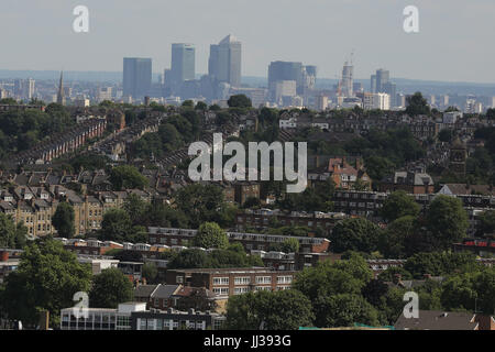 Alexandra Palace, a nord di Londra, Regno Unito. 17 lug 2017. Vista di Londra sullo skyline da Alexandra Palace, a nord di Londra come caldo e secco meteo continua nella capitale. Credito: Dinendra Haria/Alamy Live News Foto Stock