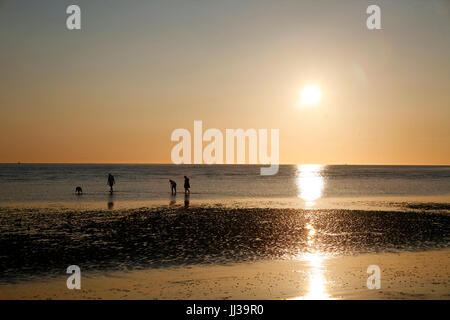 Crosby, UK. 17 luglio 2017. Regno Unito Meteo. Cieli chiari alla fine di un giorno caldo e soleggiato come il sole tramonta su Anthony Gormley "UN ALTRO POSTO' arte di installazione, dotate di ferro rivestito di figure fissate su Crosby beach. Premos/Alamy Live News Foto Stock