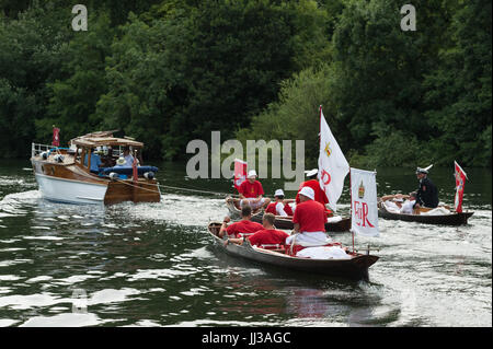 Londra, Regno Unito. 17 Luglio, 2017. Swan batte in volata avviene sul Fiume Tamigi vicino a Windsor, Berkshire, Regno Unito. La manifestazione annuale risale al medioevo, quando la corona rivendicato la proprietà di tutti i cigni che sono state considerate un importante fonte di cibo per banchetti e feste. Oggi la cygnets vengono pesati e misurati per ottenere stime dei tassi di crescita e gli uccelli sono esaminati per qualunque segno di pregiudizio, comunemente causato dalla pesca gancio e linea. Il cygnets sono inanellati con i singoli numeri di identificazione mediante la Queen's Swan Warden, il cui ruolo è scientifica e non-cerimoniale. La Queen's Swa Foto Stock