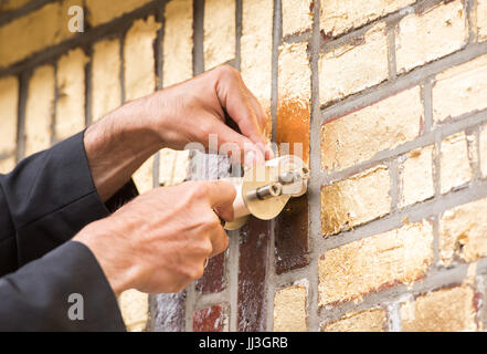 Amburgo, Germania. 18 Luglio, 2017. Artista tedesco Boran Burchhardt copre una proprietà residenziale con golf-foglia nell'Veddel zona di Amburgo, Germania, 18 luglio 2017. Burchhardt coperto ogni mattone della casa in foglia oro come parte di un controverso progetto di arte intitolata "Doratura Veddel". Foto: Daniel Bockwoldt/dpa/Alamy Live News Foto Stock