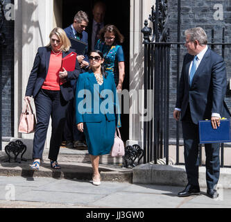 Londra, UK.18 luglio 2017. Ministri), lasciare Downing Street presso l'ultima riunione del gabinetto prima dell' estate Karen Bradely, cultura Segretario, Priti Patel, Sviluppo Internazionale (centro Occhiali da sole) Credito: Ian Davidson/Alamy Live News Foto Stock