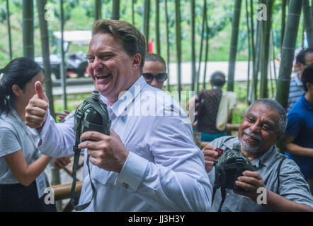 (170718) -- ANJI, luglio 18, 2017 (Xinhua) -- gli esperti del turismo hanno il sapore del vino di bambù in Zhangwu Township della contea di Anji, est della Cina di Provincia dello Zhejiang, luglio 18, 2017. Decine di esperti del turismo partecipi ad un turismo rurale convenzione visitato Zhangwu township di martedì. Alcuni 400 esperti provenienti da oltre 10 paesi e regioni hanno partecipato al turismo convention di Anji il lunedì e il martedì. (Xinhua/Xu Yu) (MCG) Foto Stock