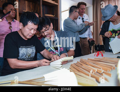 (170718) -- ANJI, luglio 18, 2017 (Xinhua) -- gli esperti del turismo hanno esperienza rendendo ventola in Zhangwu Township della contea di Anji, est della Cina di Provincia dello Zhejiang, luglio 18, 2017. Decine di esperti del turismo partecipi ad un turismo rurale convenzione visitato Zhangwu township di martedì. Alcuni 400 esperti provenienti da oltre 10 paesi e regioni hanno partecipato al turismo convention di Anji il lunedì e il martedì. (Xinhua/Xu Yu) (MCG) Foto Stock