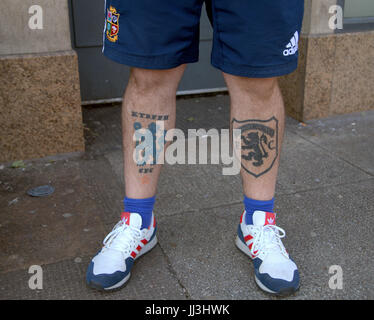 Glasgow, Scotland, Regno Unito. 18 luglio. Estate Meteo restituisce e persone godere l'estate nella città di botanica e George Square come la Scozia le catture alcune delle bruciature UK meteo Chelsea e Dundee United tatuato British Lions shorts gambe qot credito traghetto Gerard/Alamy news Foto Stock