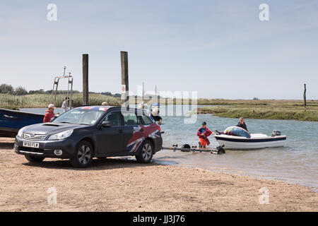 Brancaster, Norfolk, Regno Unito. 18 Luglio, 2017. Regno Unito: meteo calde le magie di sole sulla costa di Norfolk. Bambini prendere lezioni di kayak in un clima caldo e in porto a credito: WansfordPhoto/Alamy Live News Foto Stock